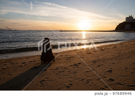 夕暮れ時の浜辺 夕暮れ時の浜辺 97689946