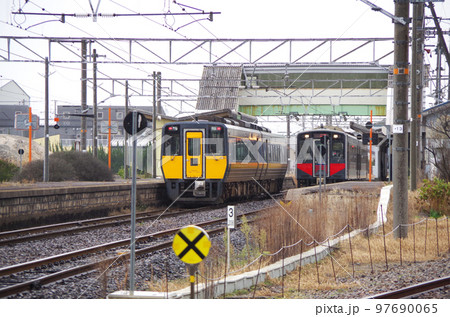 単線区間の駅で特急列車と普通列車がすれ違う光景 97690065