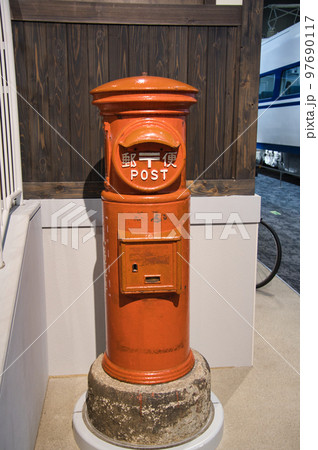 昔の赤い郵便ポストが展示される様子 京都 日本の写真素材 [97690117