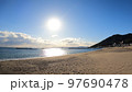 太陽は優しく暖かい 97690478