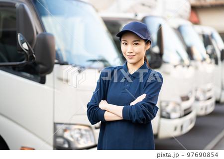 配送業の若い女性の作業員(腕組み) 配送業の若い女性の作業員(腕組み) 97690854