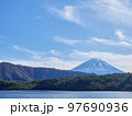 12月（冬） 西湖から見る富士山 山梨県 富士河口湖町 97690936