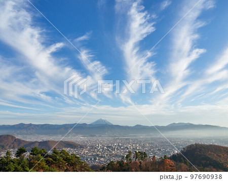 12月（冬） 甲府盆地と富士山 山梨県 97690938