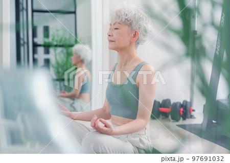 ヨガをする元気なシニア女性 97691032