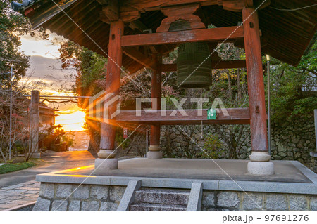 大阪府高槻市の新西国霊場客番の南山安岡寺の鐘楼 大阪府高槻市の新西国霊場客番の南山安岡寺の鐘楼 97691276