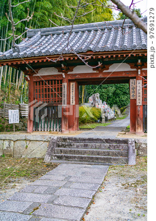 大阪府高槻市の新西国霊場客番の南山安岡寺の山門(総門) 大阪府高槻市の新西国霊場客番の南山安岡寺の山門(総門) 97691279