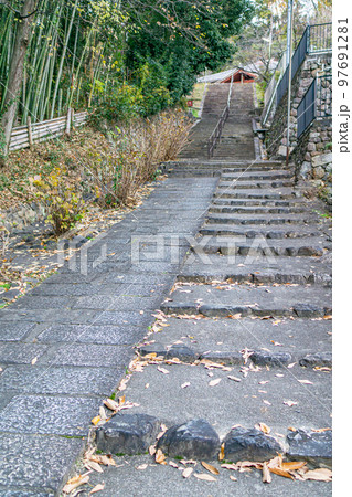 大阪府高槻市の新西国霊場客番の南山安岡寺の参道 97691281