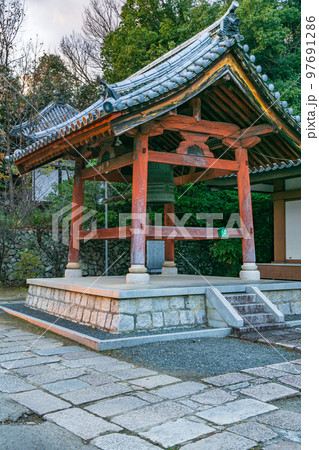 大阪府高槻市の新西国霊場客番の南山安岡寺の鐘楼 97691286