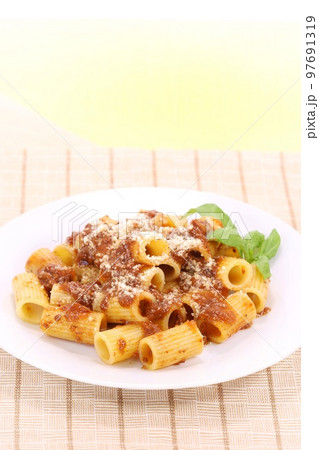 ナポリ風ジェノベーゼ 牛肉を煮込んだソース ショートパスタ ナポリ風ジェノベーゼ 牛肉を煮込んだソース ショートパスタ 97691319