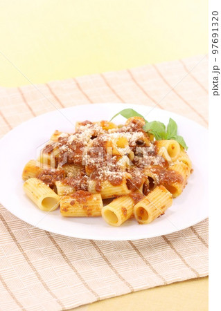 ナポリ風ジェノベーゼ 牛肉を煮込んだソース ショートパスタ ナポリ風ジェノベーゼ 牛肉を煮込んだソース ショートパスタ 97691320