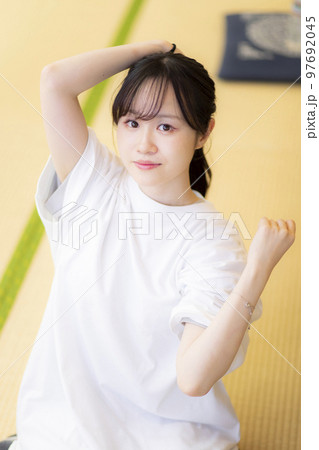 和室で身支度。髪を結う女性 97692045