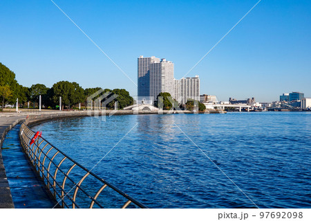 晴れ渡った海辺の臨港パーク(横浜みなとみらい) 晴れ渡った海辺の臨港パーク(横浜みなとみらい) 97692098