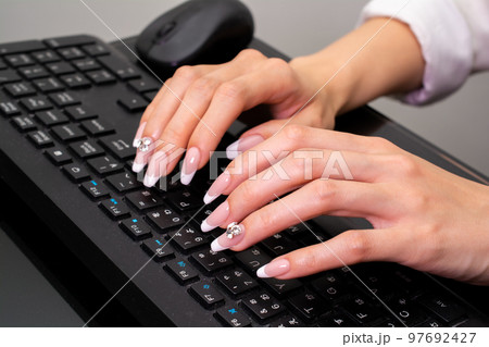 キーボードを打つ女性 キーボードを打つ女性 97692427