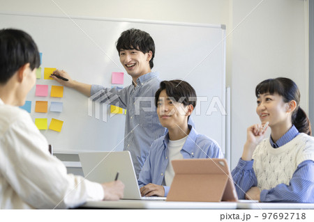 大学生 ディスカッション イメージ 大学生 ディスカッション イメージ 97692718