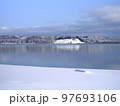 初冬を迎えた晴れた日の小川原湖 97693106