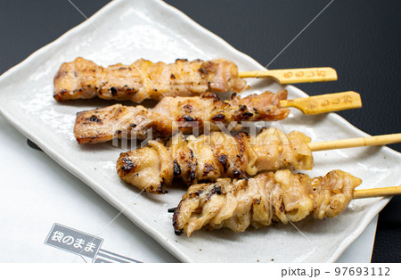 テイクアウトしたコンビニの焼き鳥 テイクアウトしたコンビニの焼き鳥 97693112