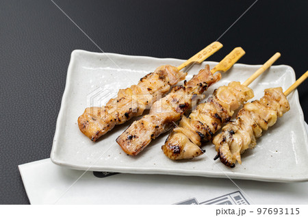 テイクアウトしたコンビニの焼き鳥 97693115