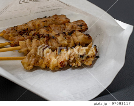 テイクアウトしたコンビニの焼き鳥 97693117