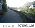 昭和のコンクリートの堤防と河川 97693186