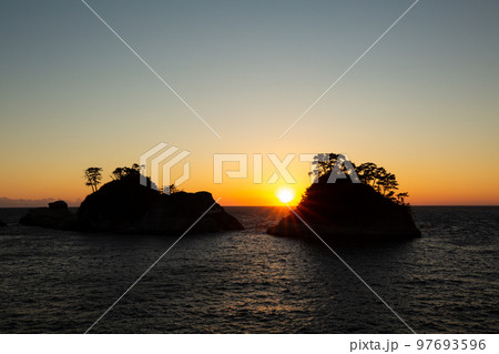 夕日と堂ヶ島 97693596