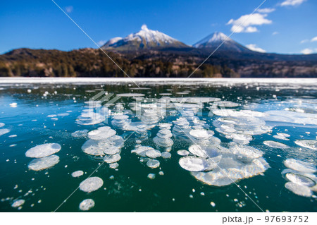 オンネトー湖のアイスバブルと雌阿寒岳・阿寒富士 97693752