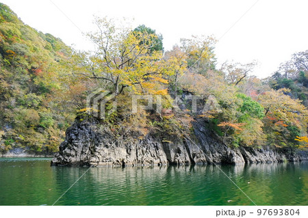 遊覧船からみた帝釈狭にある神龍湖湖岸の紅葉 遊覧船からみた帝釈狭にある神龍湖湖岸の紅葉 97693804