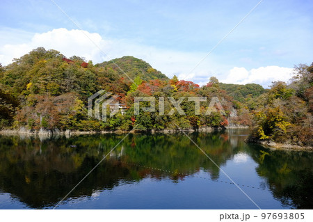 帝釈川にかかる紅葉橋からみた帝釈峡と神龍湖 帝釈川にかかる紅葉橋からみた帝釈峡と神龍湖 97693805