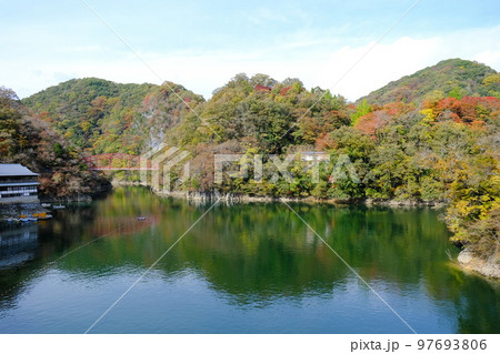 帝釈川にかかる紅葉橋からみた帝釈峡と神龍湖 帝釈川にかかる紅葉橋からみた帝釈峡と神龍湖 97693806