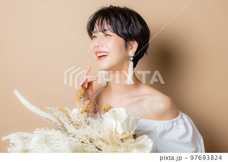 ショートヘアの女性 ショートヘアの女性 97693824