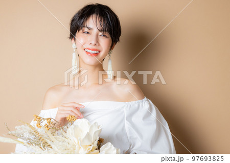 ショートヘアの女性 ショートヘアの女性 97693825