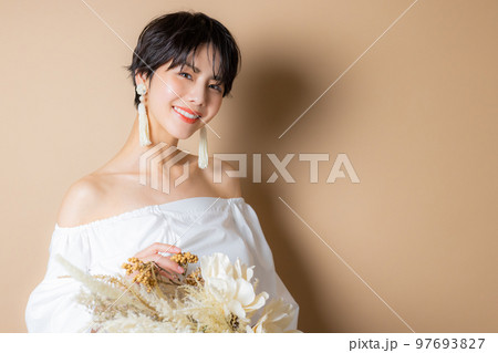 ショートヘアの女性 ショートヘアの女性 97693827