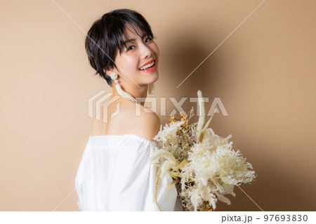 ショートヘアの女性 ショートヘアの女性 97693830