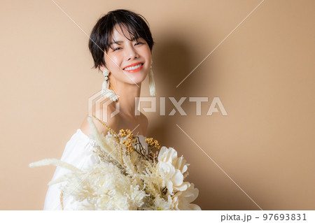 ショートヘアの女性 97693831