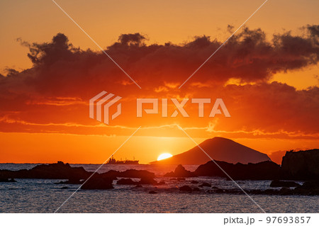 (静岡県)伊豆・爪木崎から見る、利島から昇る日の出 (静岡県)伊豆・爪木崎から見る、利島から昇る日の出 97693857