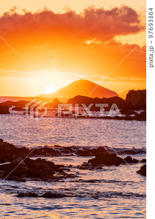 （静岡県）伊豆・爪木崎から見る、利島から昇る日の出 97693864