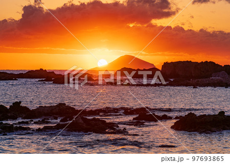 (静岡県)伊豆・爪木崎から見る、利島から昇る日の出 (静岡県)伊豆・爪木崎から見る、利島から昇る日の出 97693865