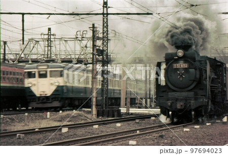 昭和45年蒸気機関車と電車の併走 横浜 鶴見 東海道線 高島貨物線の写真 