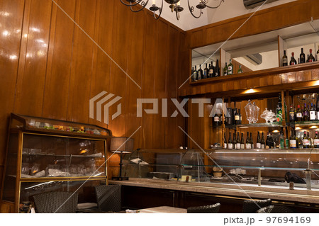 ヨーロッパのカフェの店内 ヨーロッパのカフェの店内 97694169