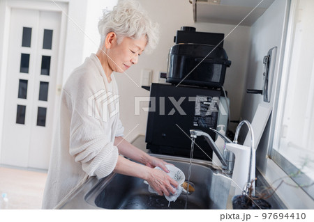キッチンで洗い物をするシニア女性 キッチンで洗い物をするシニア女性 97694410