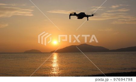 『ドローン』未来！SDGs地球の輝き　光りかがやくミライの空と暮らし 97694798