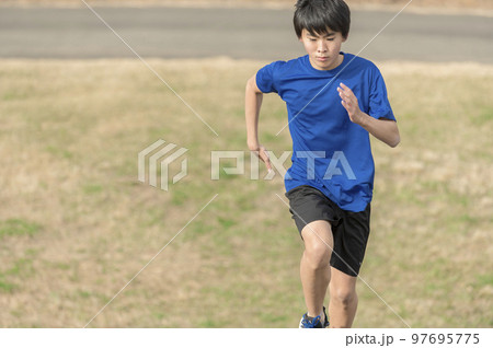 階段で自主トレーニングする中学生の男の子 97695775