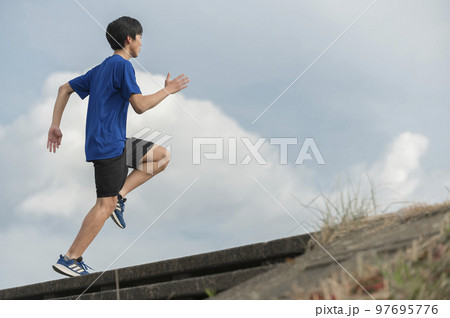 階段で自主トレーニングする中学生の男の子 97695776