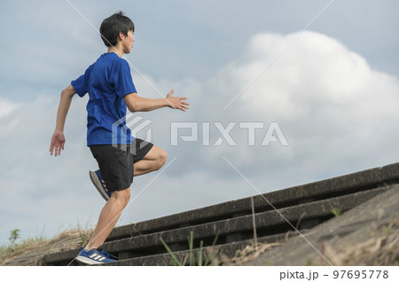 階段で自主トレーニングする中学生の男の子 97695778