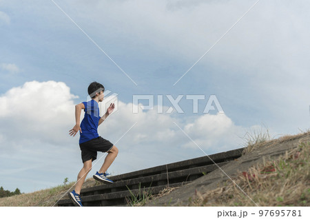 階段で自主トレーニングする中学生の男の子 97695781