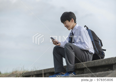 スマホを持つ中学生 スマホを持つ中学生 97695806