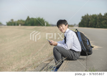 スマホを持つ中学生 97695807