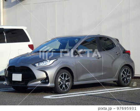 駐車場に並ぶ乗用車(トヨタ・ヤリス) 駐車場に並ぶ乗用車(トヨタ・ヤリス) 97695931