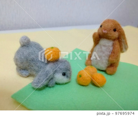 羊毛フェルトのウサギとみかん 97695974