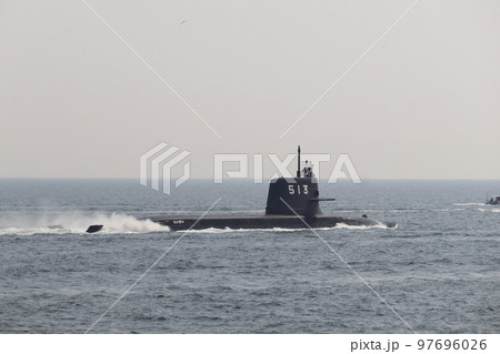 神戸港沖合の海面を浮上航行する海上自衛隊の潜水艦たいげい 97696026