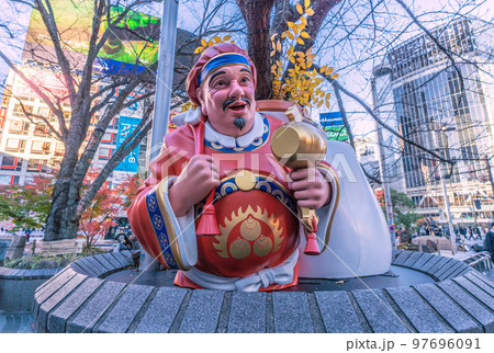 日本の東京都市景観 渋谷のハチ公前広場には、サンタさんから大黒天が早くも鎮座、出番待ち！＝26日、朝 97696091